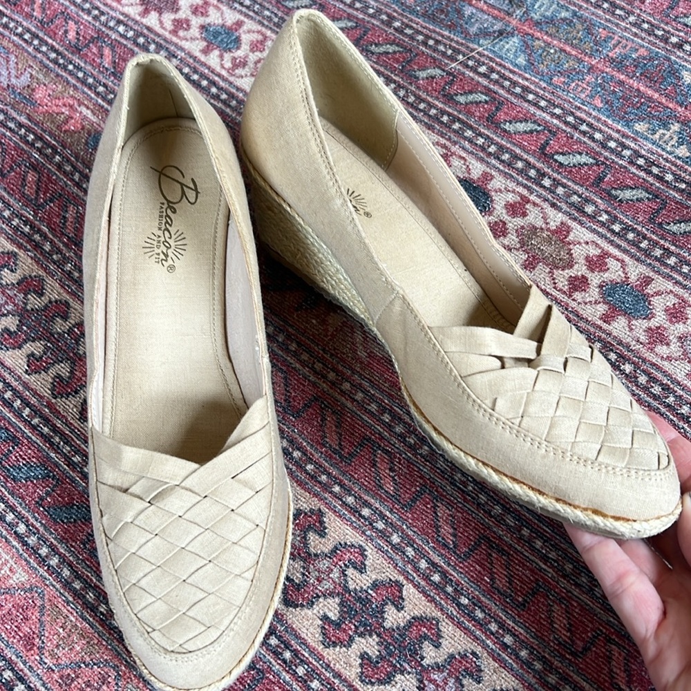 Beacon sz 8.5 Beige Crisscross Espadrilles